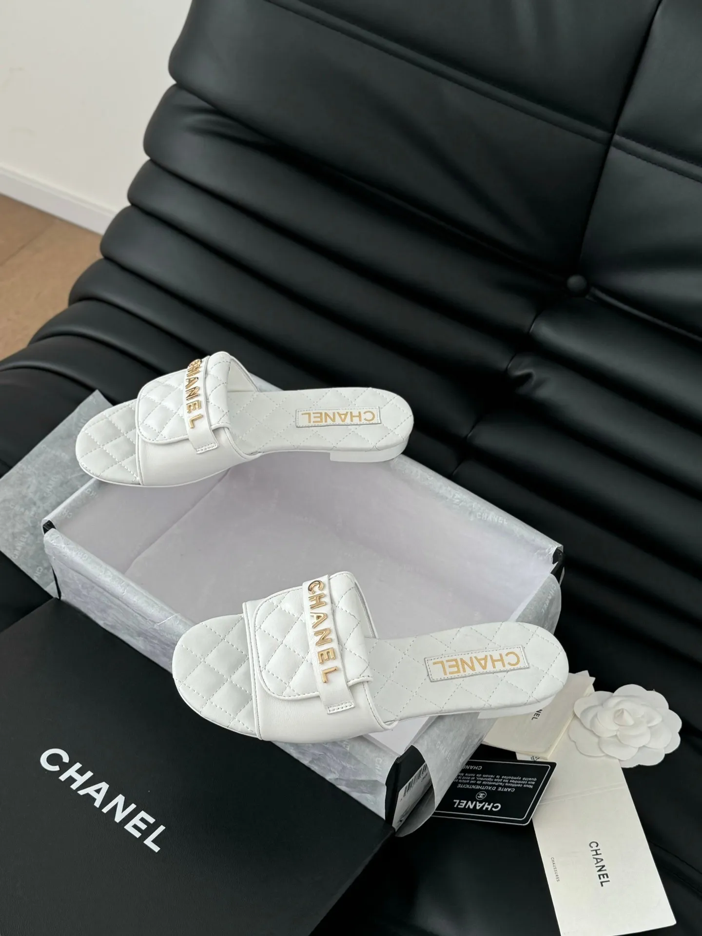 👟👟Ex-factory price 420◾️Chanel 25C new schoolbag buckle slippers. The return of the classic schoolbag buckle design. Special Vintage. Full of retro flavor. Loafers have also grown to the aesthetic level. Cowhide upper, sheepskin lining, original outsole. Size: 35-39. Other sizes are customized.